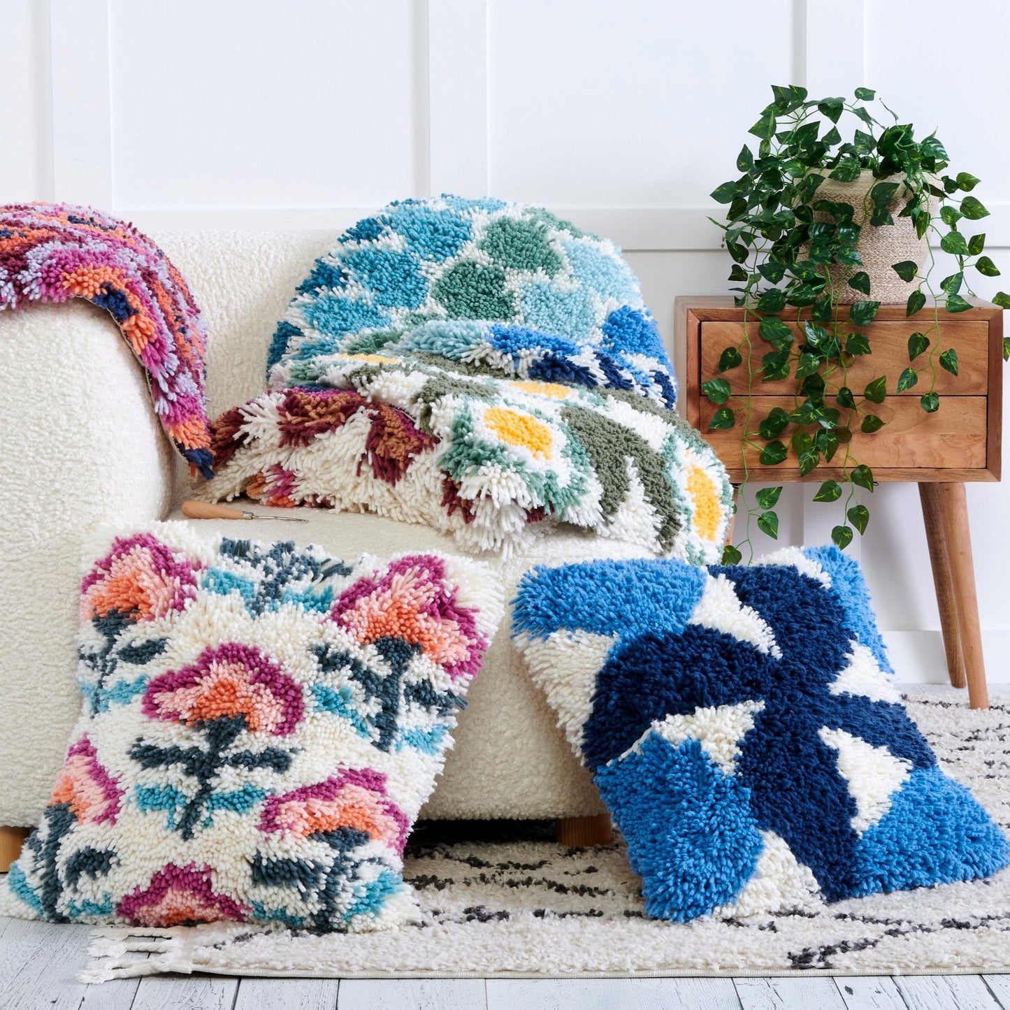 Bernat Latch It Kit - Fleece Pillow